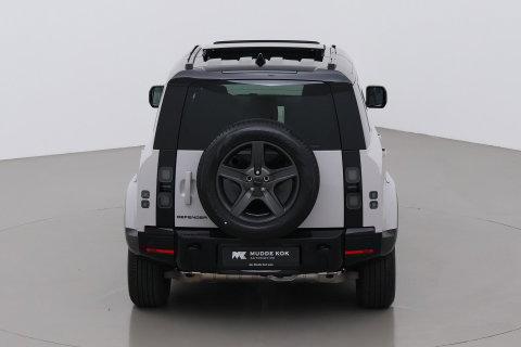 Land Rover Defender 110 P300e X-Dynamic SE | Luchtvering | ClearSight | Black Pack | Panoramadak | Trekhaak | 360° Camera | Koelbox | ACC