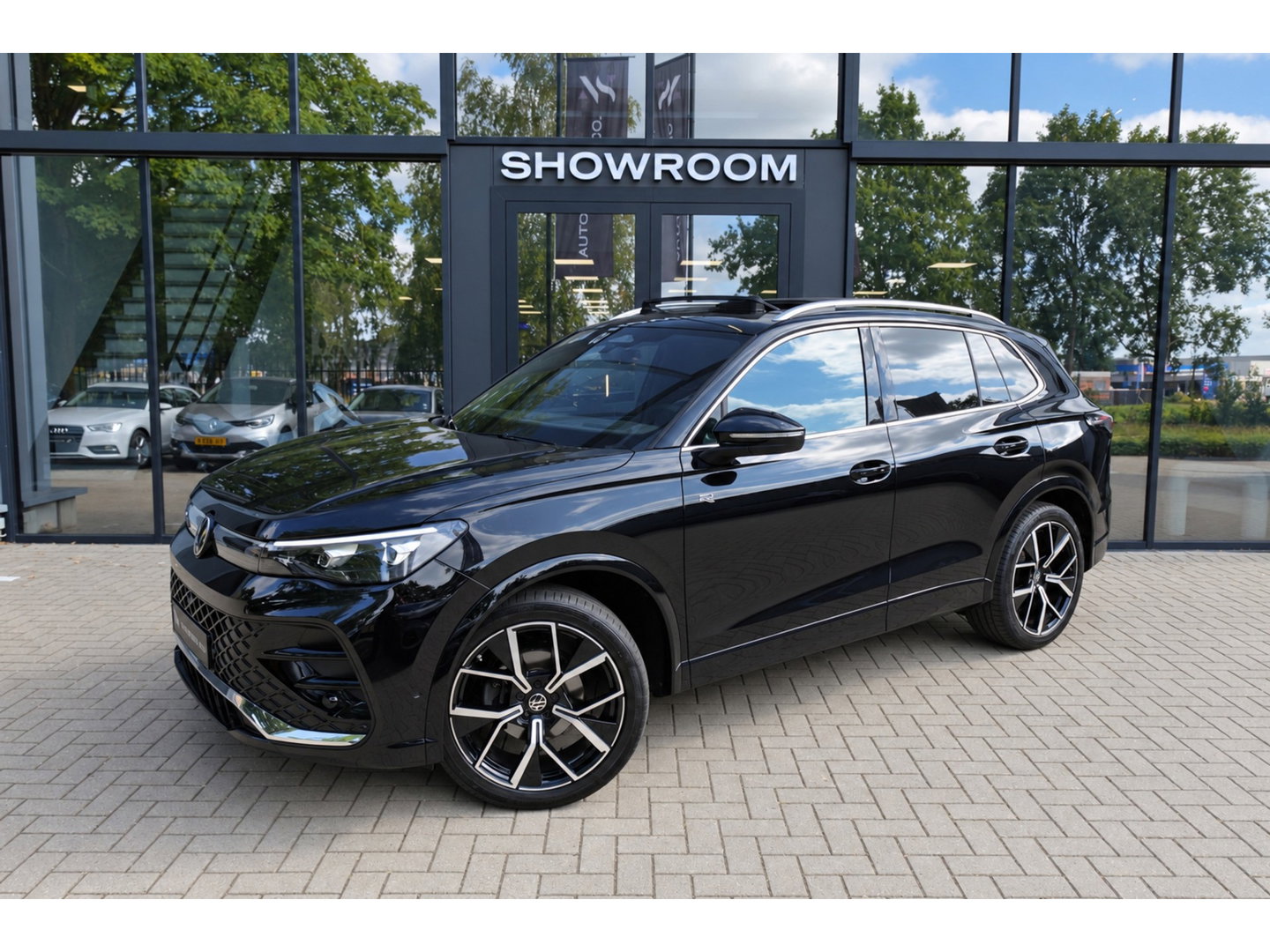 Volkswagen Tiguan 1.5 eTSI R-Line Business PANO KEYLESS H&K
