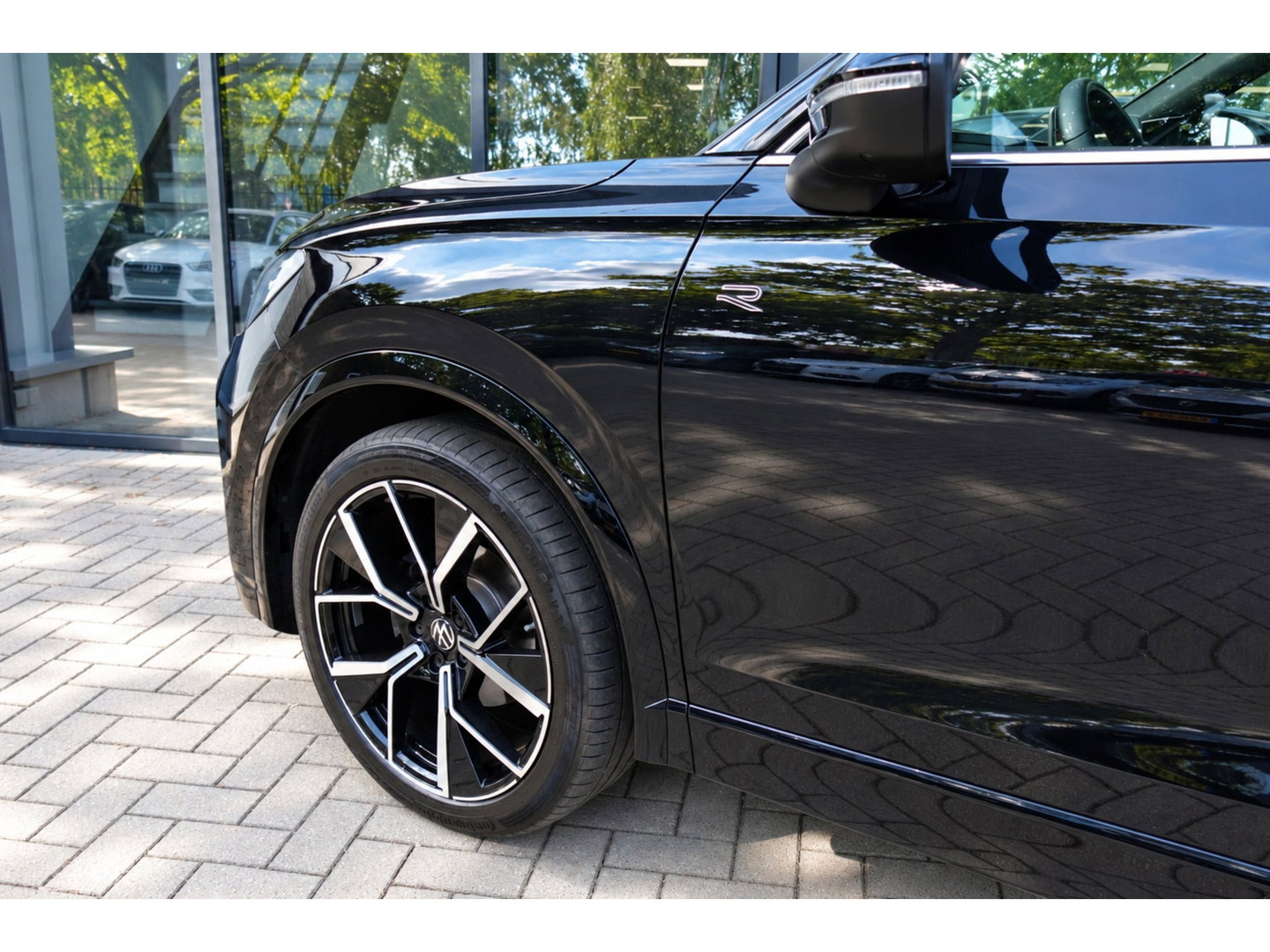 Volkswagen Tiguan 1.5 eTSI R-Line Business PANO KEYLESS H&K