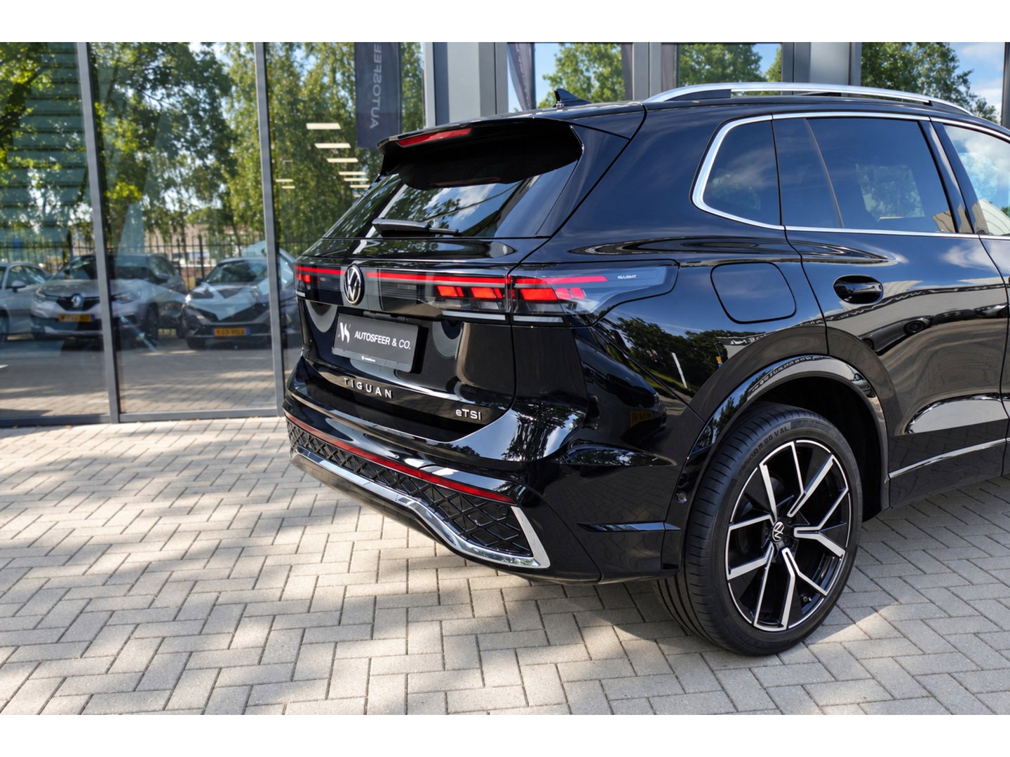 Volkswagen Tiguan 1.5 eTSI R-Line Business PANO KEYLESS H&K