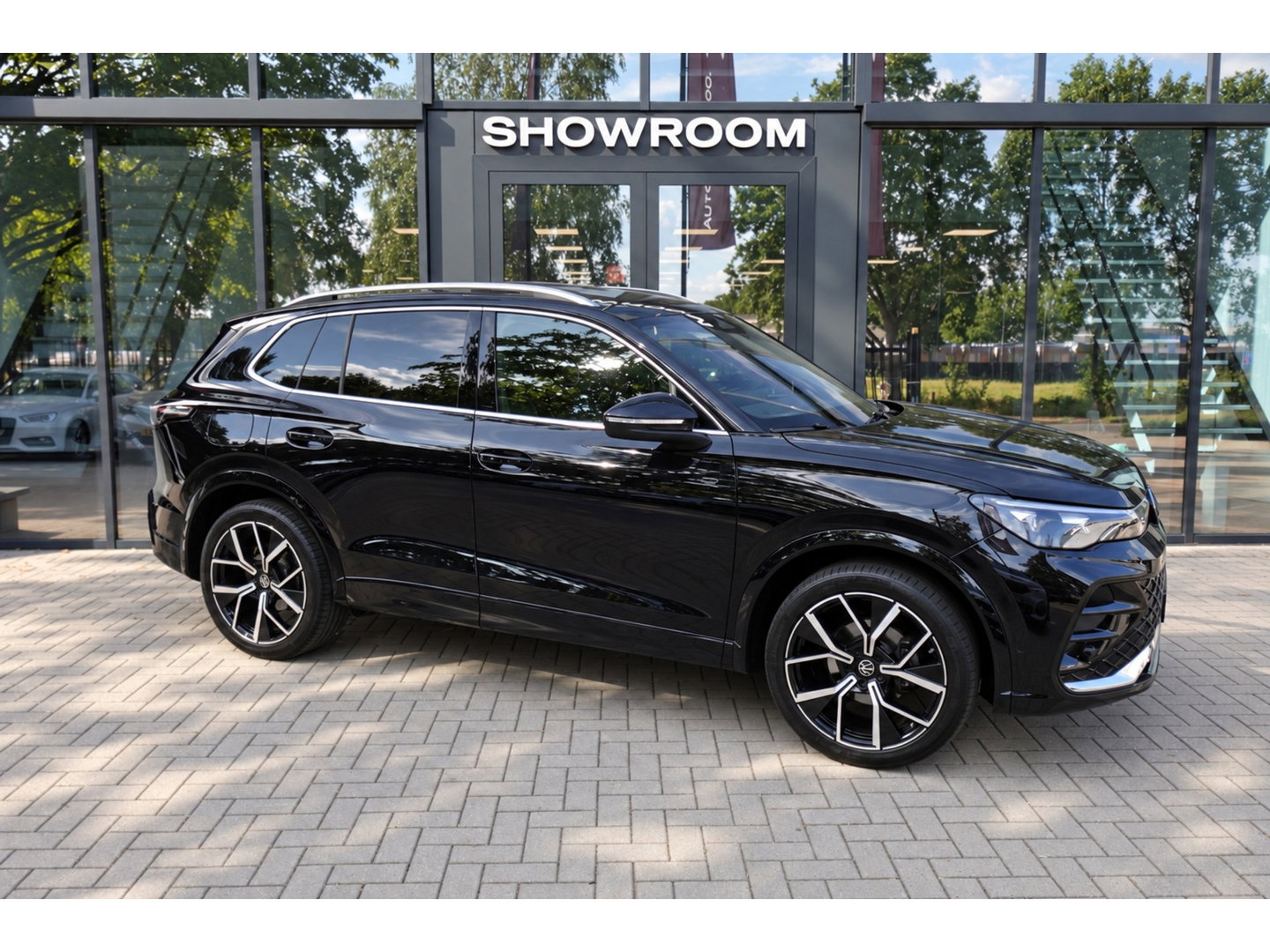 Volkswagen Tiguan 1.5 eTSI R-Line Business PANO KEYLESS H&K