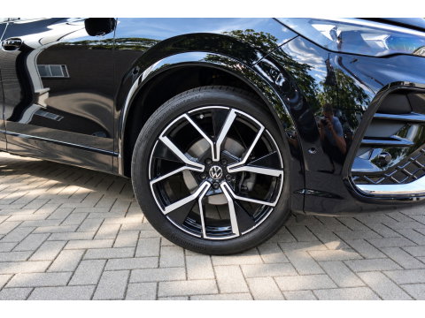 Volkswagen Tiguan 1.5 eTSI R-Line Business PANO KEYLESS H&K