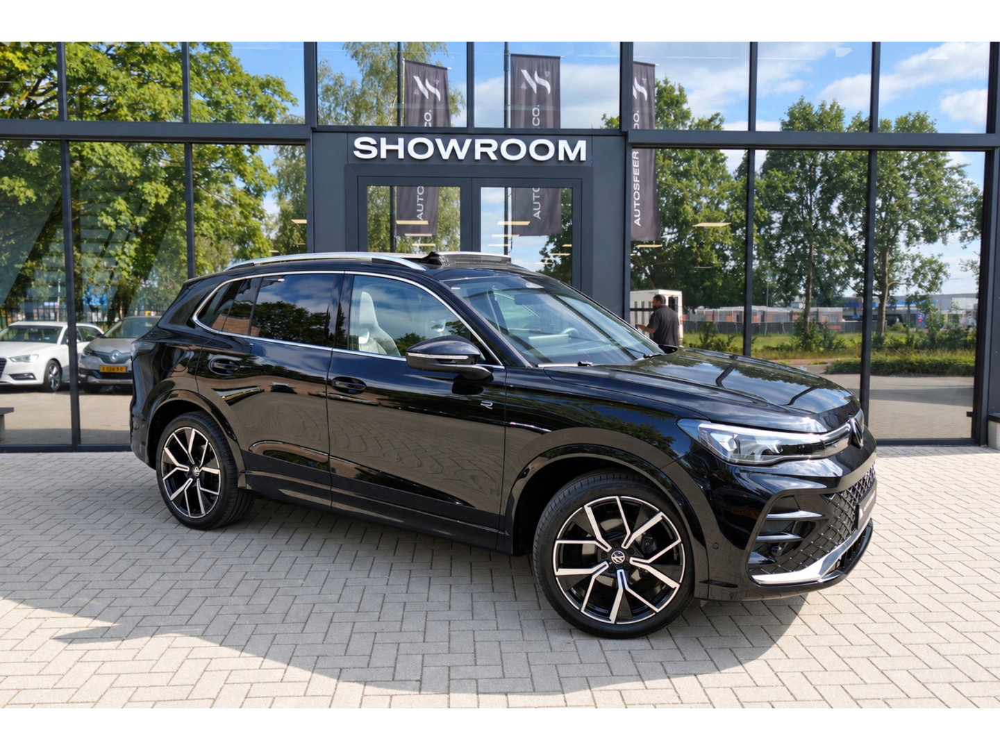 Volkswagen Tiguan 1.5 eTSI R-Line Business PANO KEYLESS H&K
