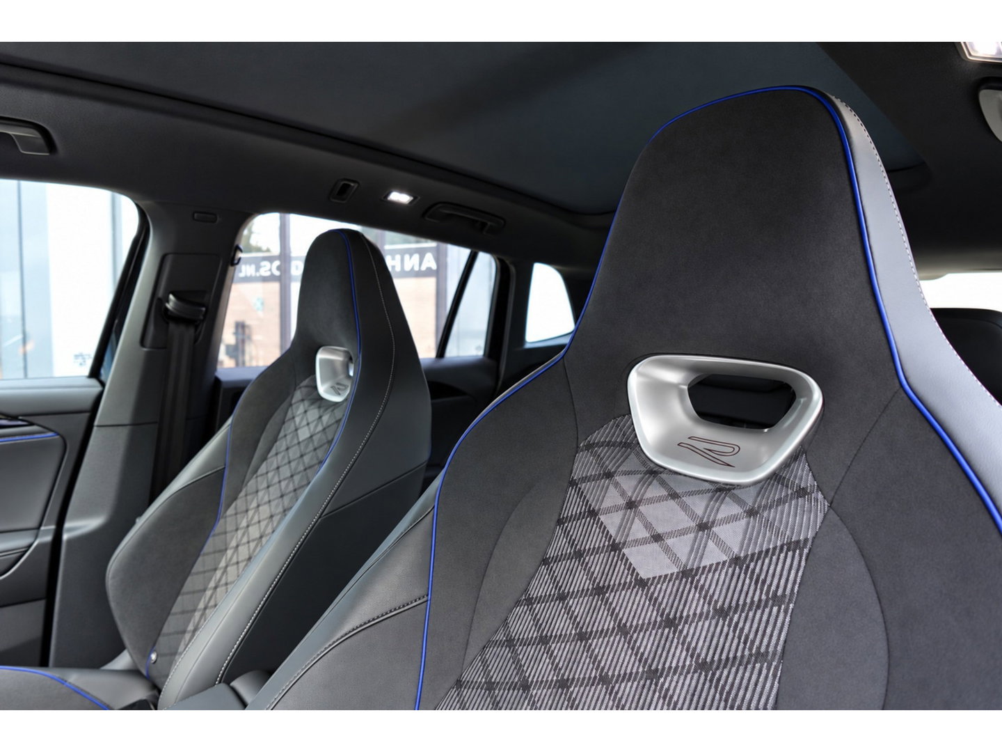Volkswagen Tiguan 1.5 eTSI R-Line Business PANO KEYLESS H&K
