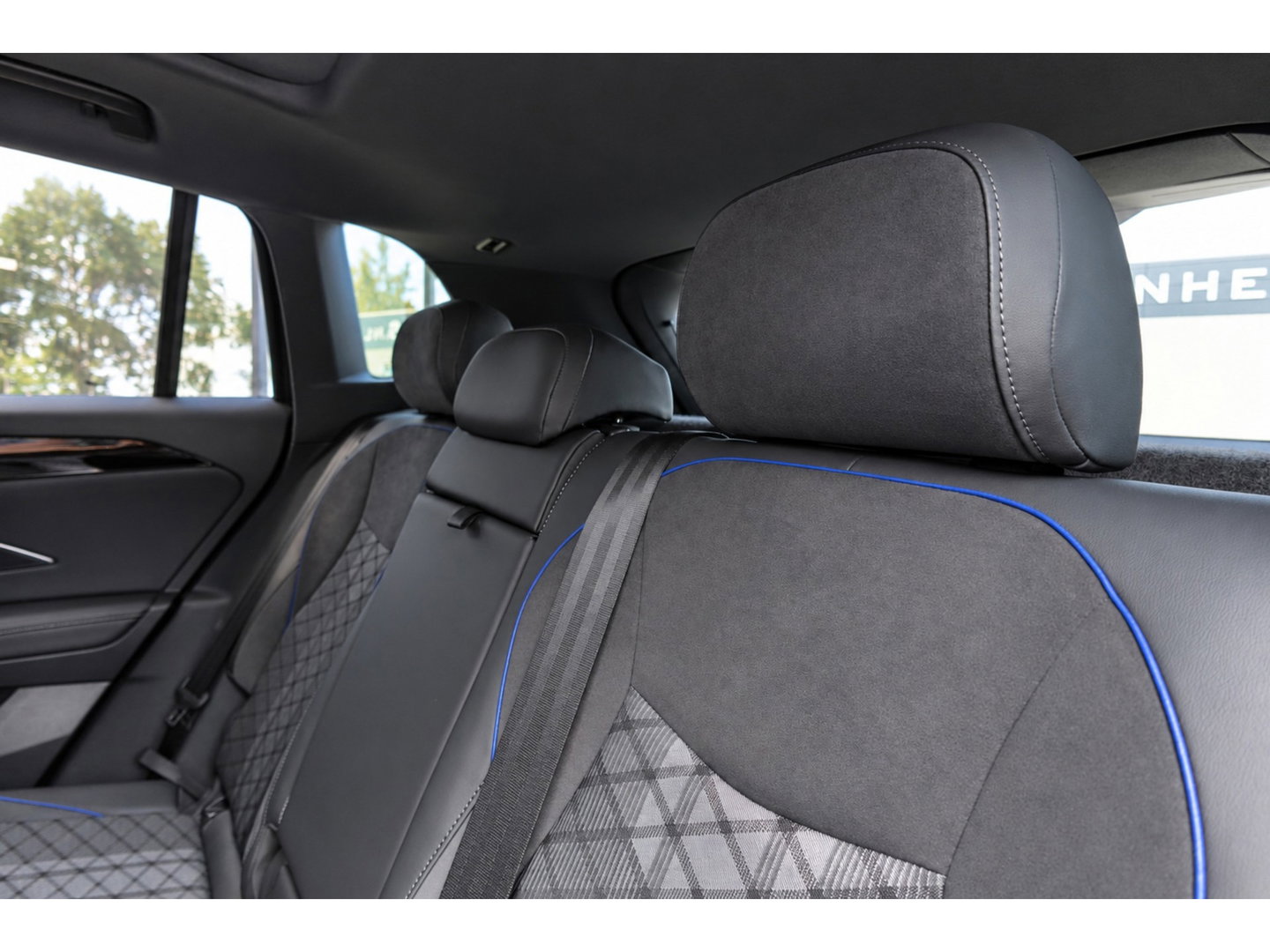 Volkswagen Tiguan 1.5 eTSI R-Line Business PANO KEYLESS H&K
