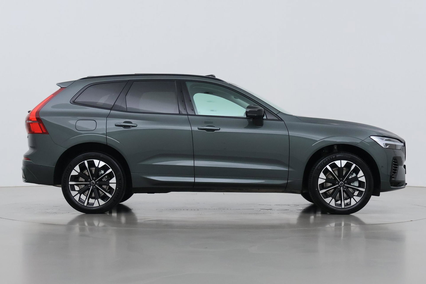 Volvo XC60 T8 Ultra Dark | Harman/Kardon | Trekhaak | Panoramadak | 360° Camera | Head-Up | Stoel+Stuurverwarming | ACC