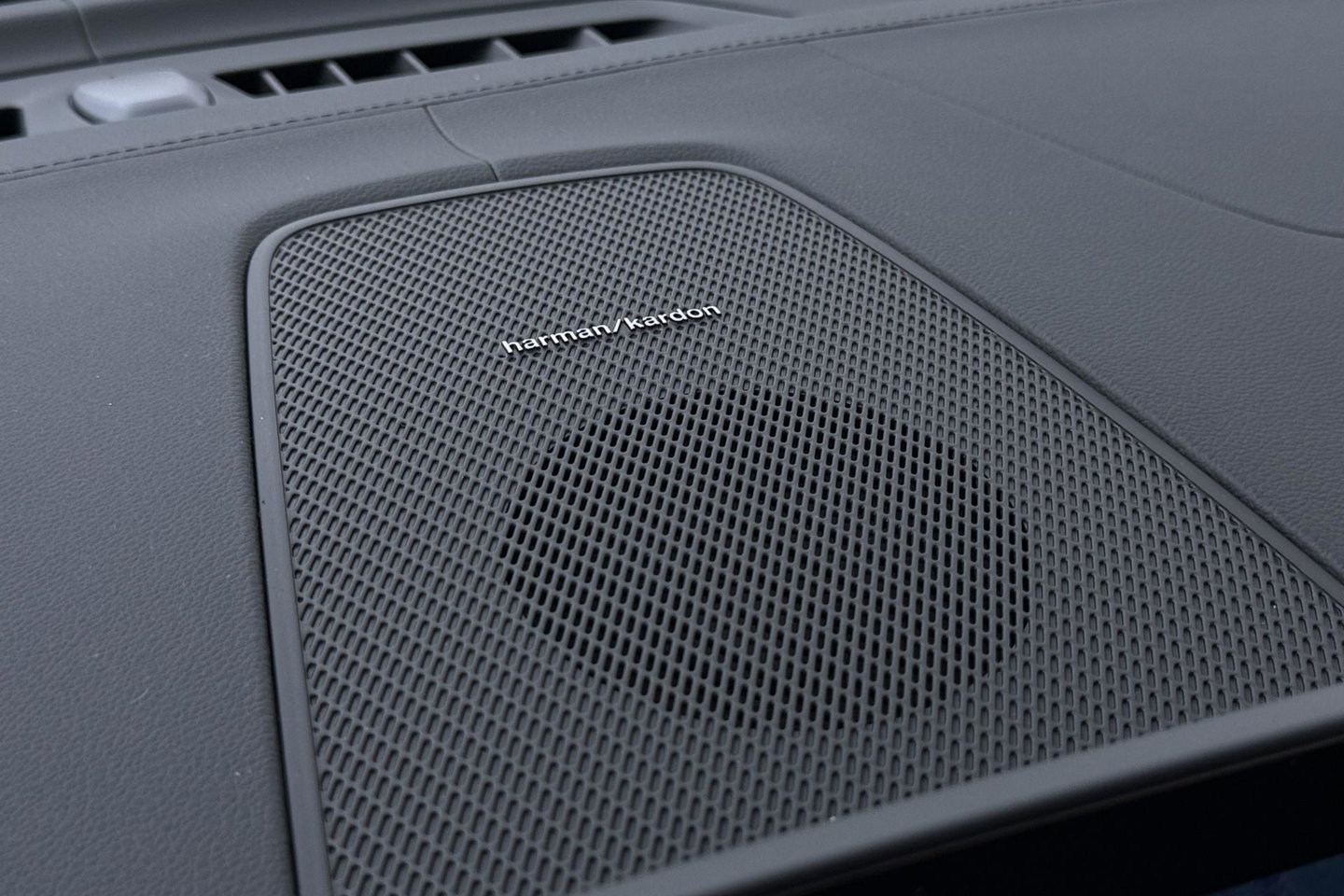 Volvo XC60 T8 Ultra Dark | Harman/Kardon | Trekhaak | Panoramadak | 360° Camera | Head-Up | Stoel+Stuurverwarming | ACC