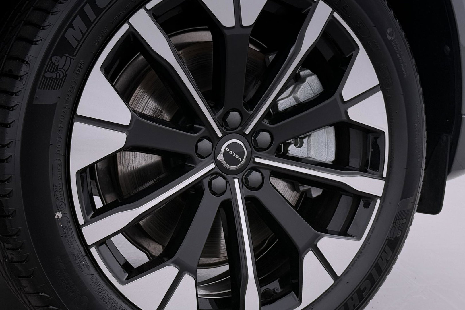 Volvo XC60 T8 Ultra Dark | Harman/Kardon | Trekhaak | Panoramadak | 360° Camera | Head-Up | Stoel+Stuurverwarming | ACC