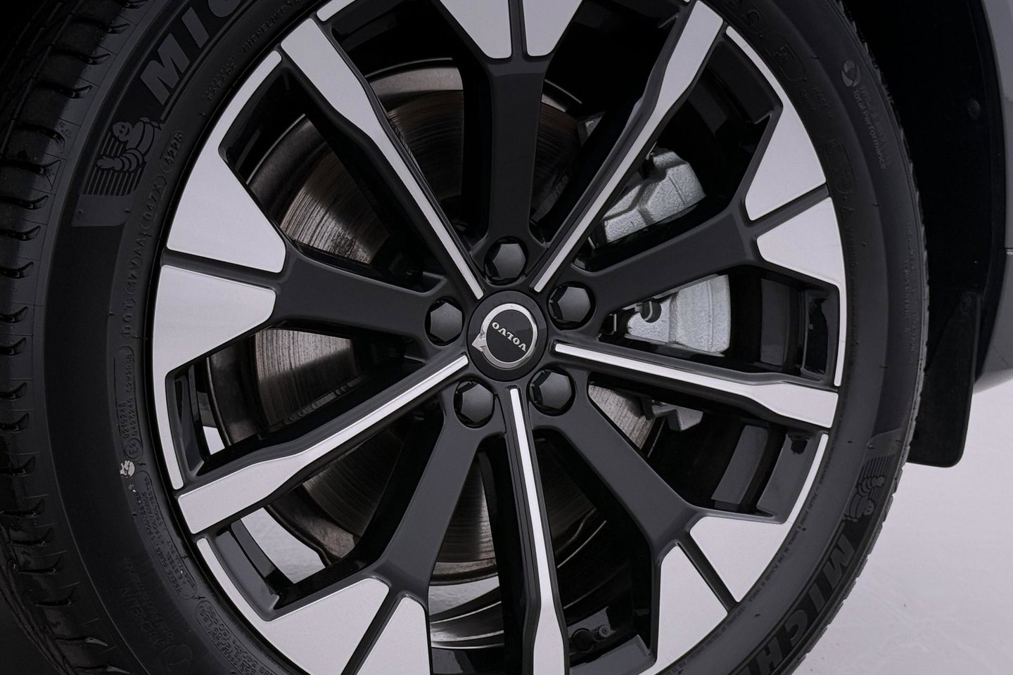 Volvo XC60 T8 Ultra Dark | Harman/Kardon | Trekhaak | Panoramadak | 360° Camera | Head-Up | Stoel+Stuurverwarming | ACC