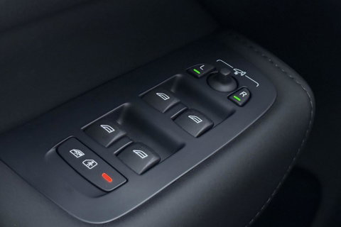 Volvo XC60 T8 Ultra Dark | Harman/Kardon | Trekhaak | Panoramadak | 360° Camera | Head-Up | Stoel+Stuurverwarming | ACC