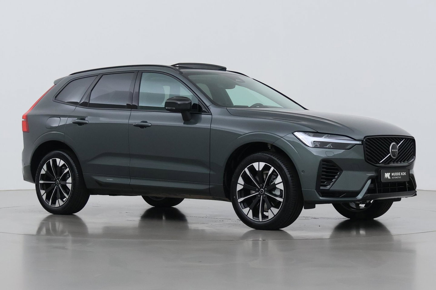 Volvo XC60 T8 Ultra Dark | Harman/Kardon | Trekhaak | Panoramadak | 360° Camera | Head-Up | Stoel+Stuurverwarming | ACC