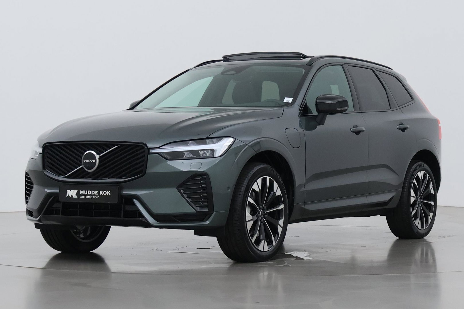 Volvo XC60 T8 Ultra Dark | Harman/Kardon | Trekhaak | Panoramadak | 360° Camera | Head-Up | Stoel+Stuurverwarming | ACC