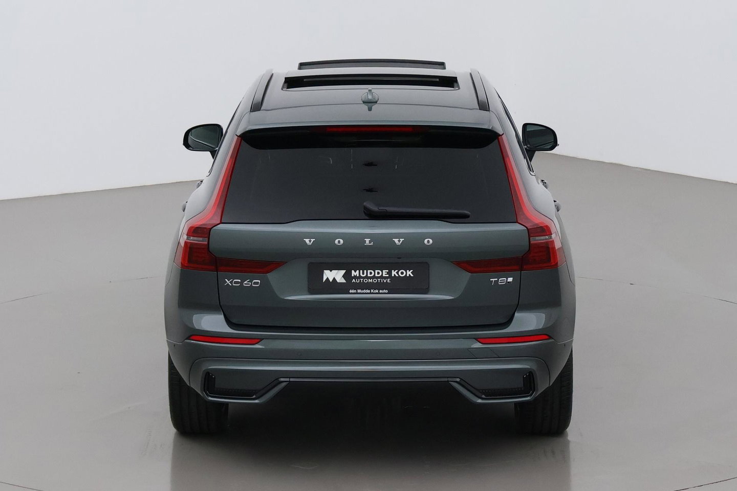 Volvo XC60 T8 Ultra Dark | Harman/Kardon | Trekhaak | Panoramadak | 360° Camera | Head-Up | Stoel+Stuurverwarming | ACC