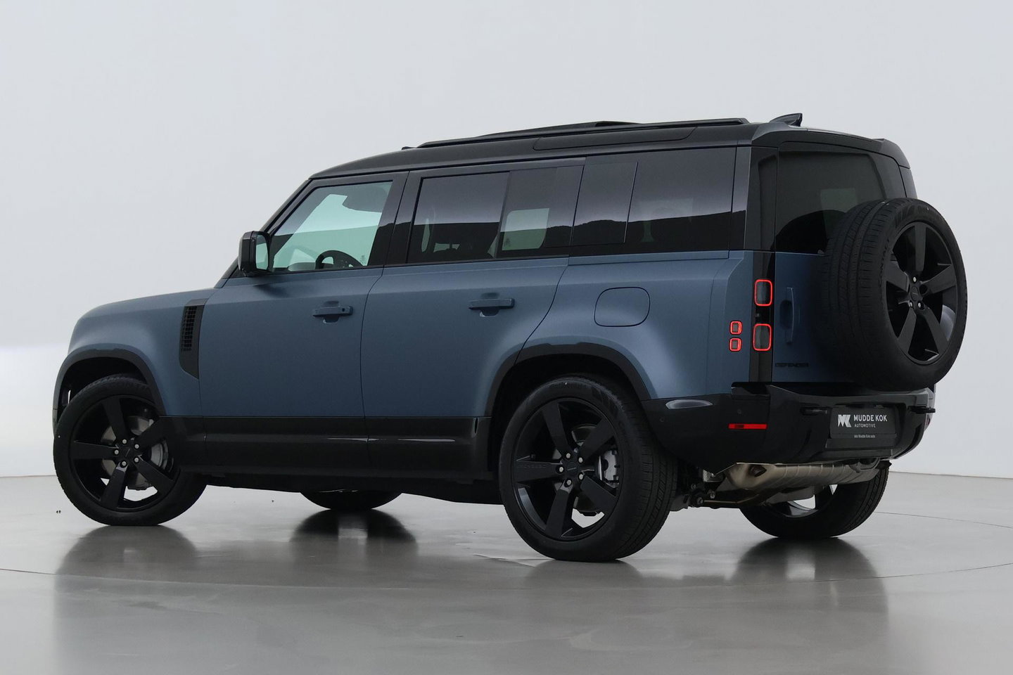 Land Rover Defender 2.0 P300e 110 X-Dynamic HSE | SATIN | Luchtvering | Panoramadak | Trekhaak | 360° Camera | Meridian Surround | Stoelventilatie | 22 Inch