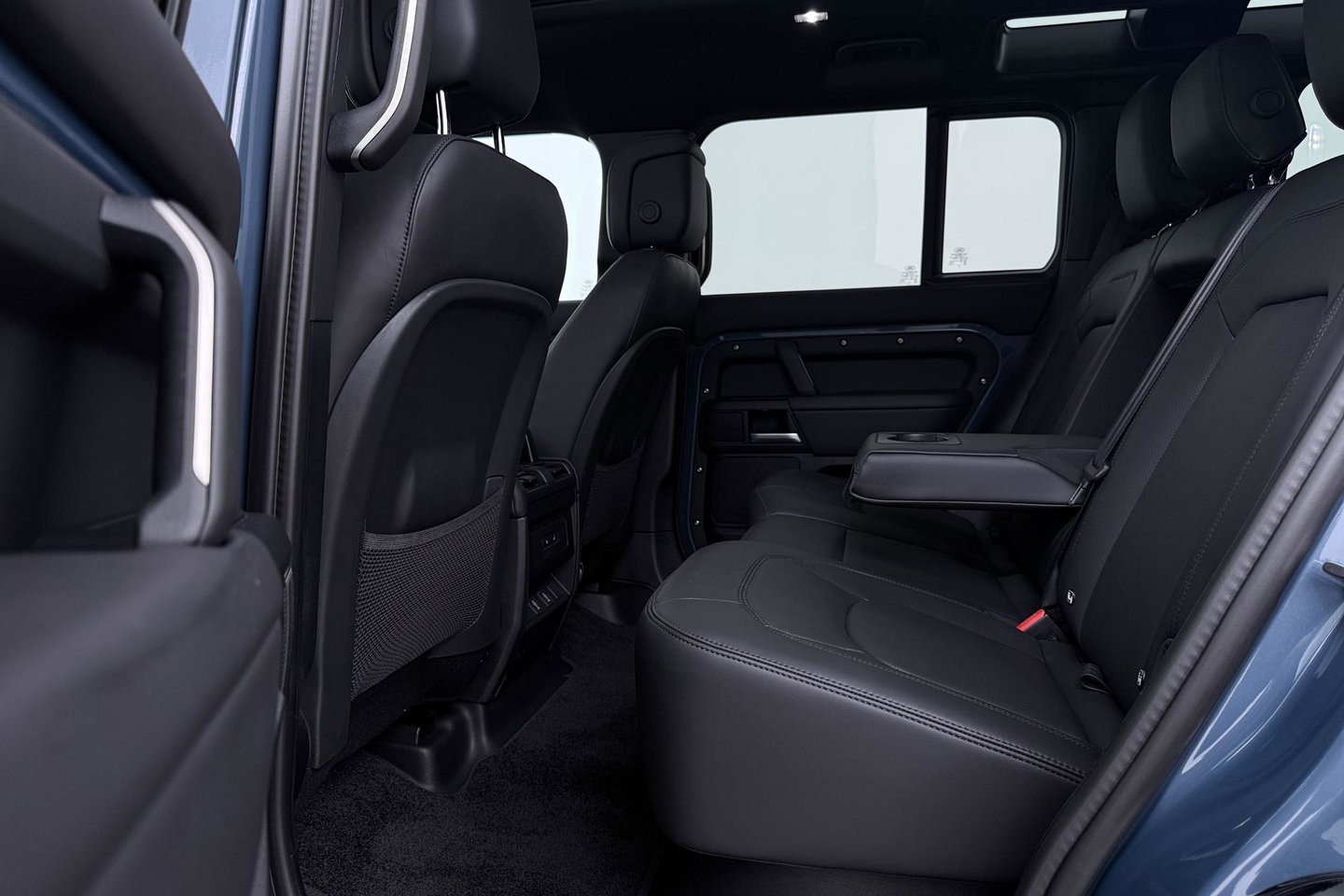 Land Rover Defender 2.0 P300e 110 X-Dynamic HSE | SATIN | Luchtvering | Panoramadak | Trekhaak | 360° Camera | Meridian Surround | Stoelventilatie | 22 Inch
