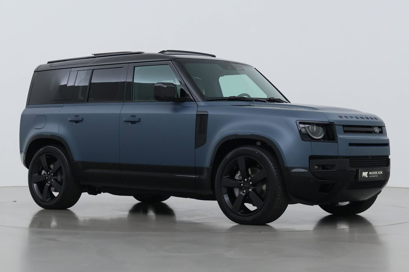 Land Rover Defender 2.0 P300e 110 X-Dynamic HSE | SATIN | Luchtvering | Panoramadak | Trekhaak | 360° Camera | Meridian Surround | Stoelventilatie | 22 Inch