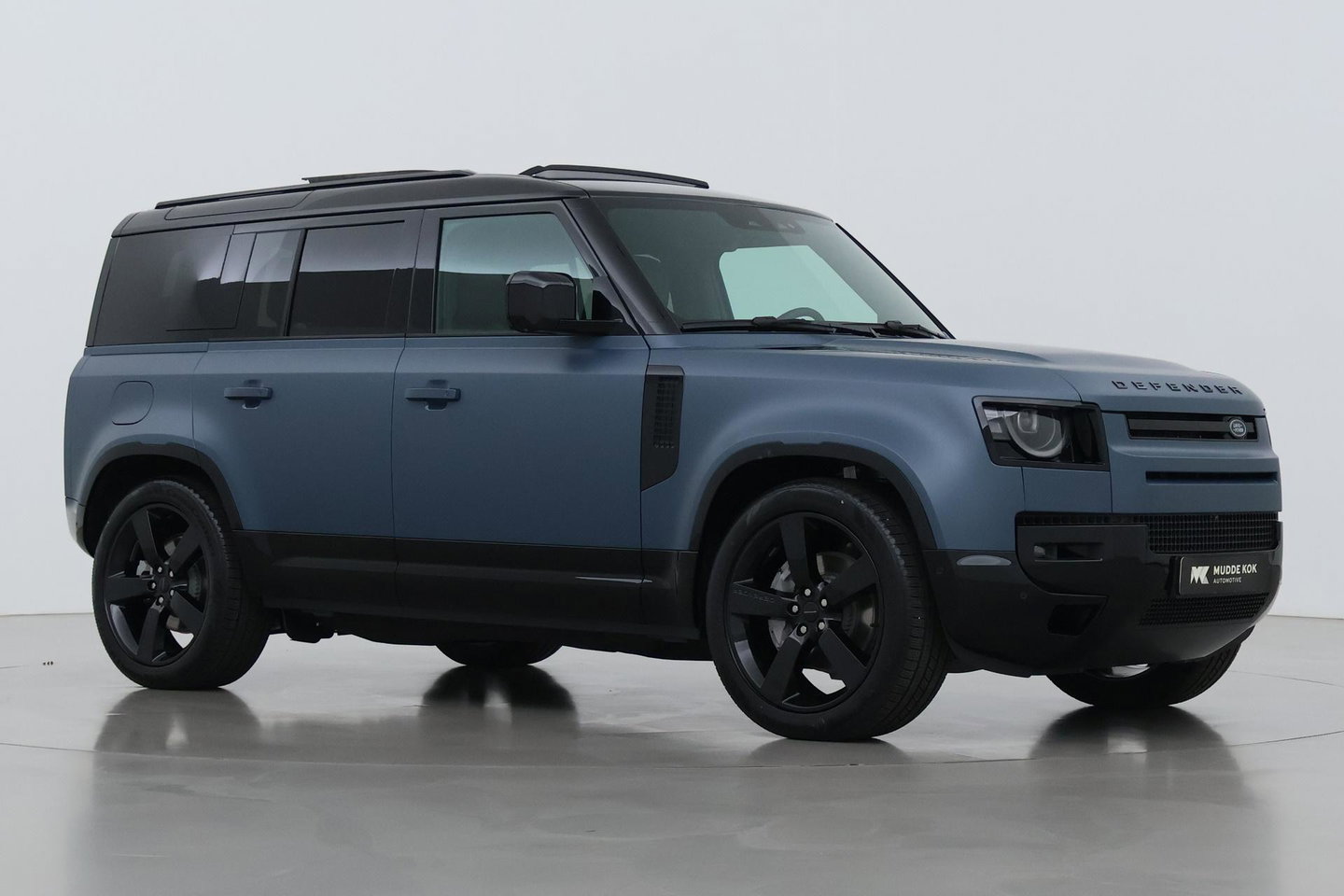 Land Rover Defender 2.0 P300e 110 X-Dynamic HSE | SATIN | Luchtvering | Panoramadak | Trekhaak | 360° Camera | Meridian Surround | Stoelventilatie | 22 Inch