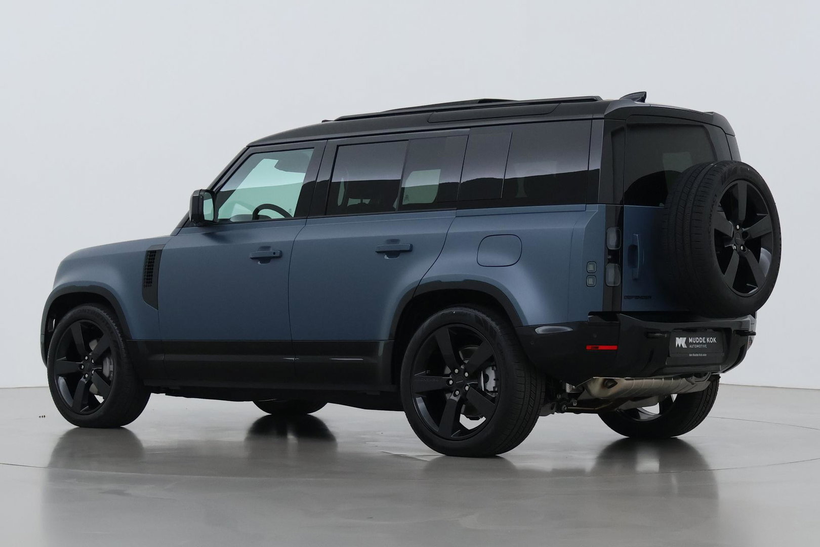 Land Rover Defender 2.0 P300e 110 X-Dynamic HSE | SATIN | Luchtvering | Panoramadak | Trekhaak | 360° Camera | Meridian Surround | Stoelventilatie | 22 Inch