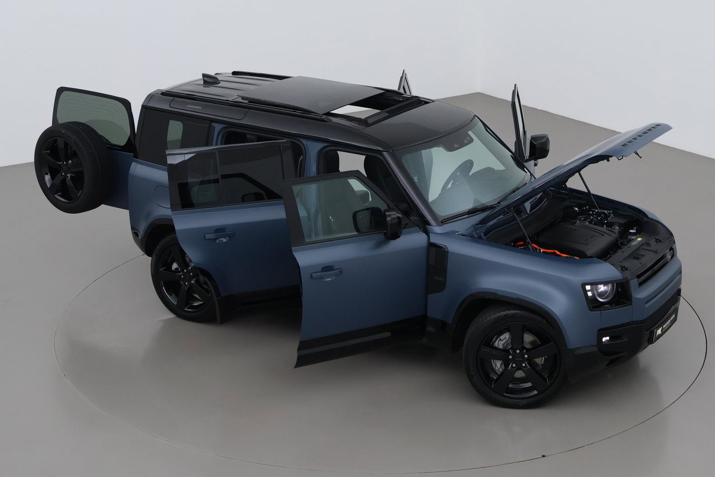 Land Rover Defender 2.0 P300e 110 X-Dynamic HSE | SATIN | Luchtvering | Panoramadak | Trekhaak | 360° Camera | Meridian Surround | Stoelventilatie | 22 Inch