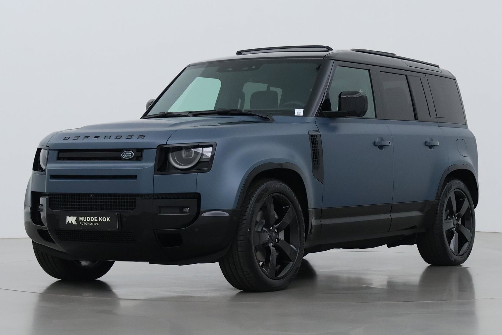 Land Rover Defender 2.0 P300e 110 X-Dynamic HSE | SATIN | Luchtvering | Panoramadak | Trekhaak | 360° Camera | Meridian Surround | Stoelventilatie | 22 Inch