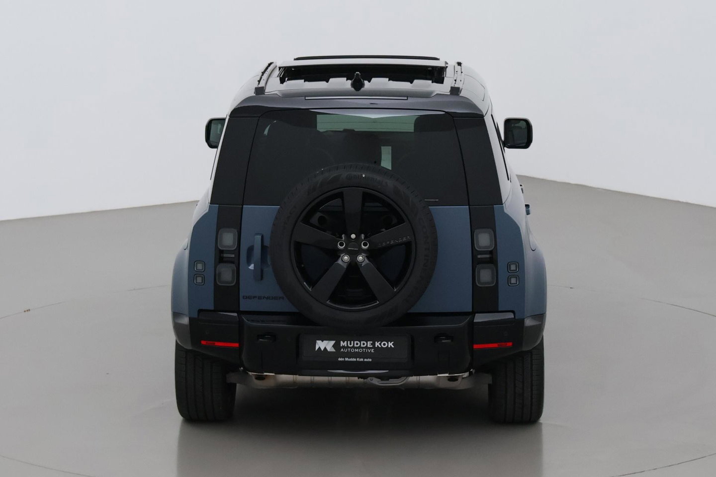Land Rover Defender 2.0 P300e 110 X-Dynamic HSE | SATIN | Luchtvering | Panoramadak | Trekhaak | 360° Camera | Meridian Surround | Stoelventilatie | 22 Inch