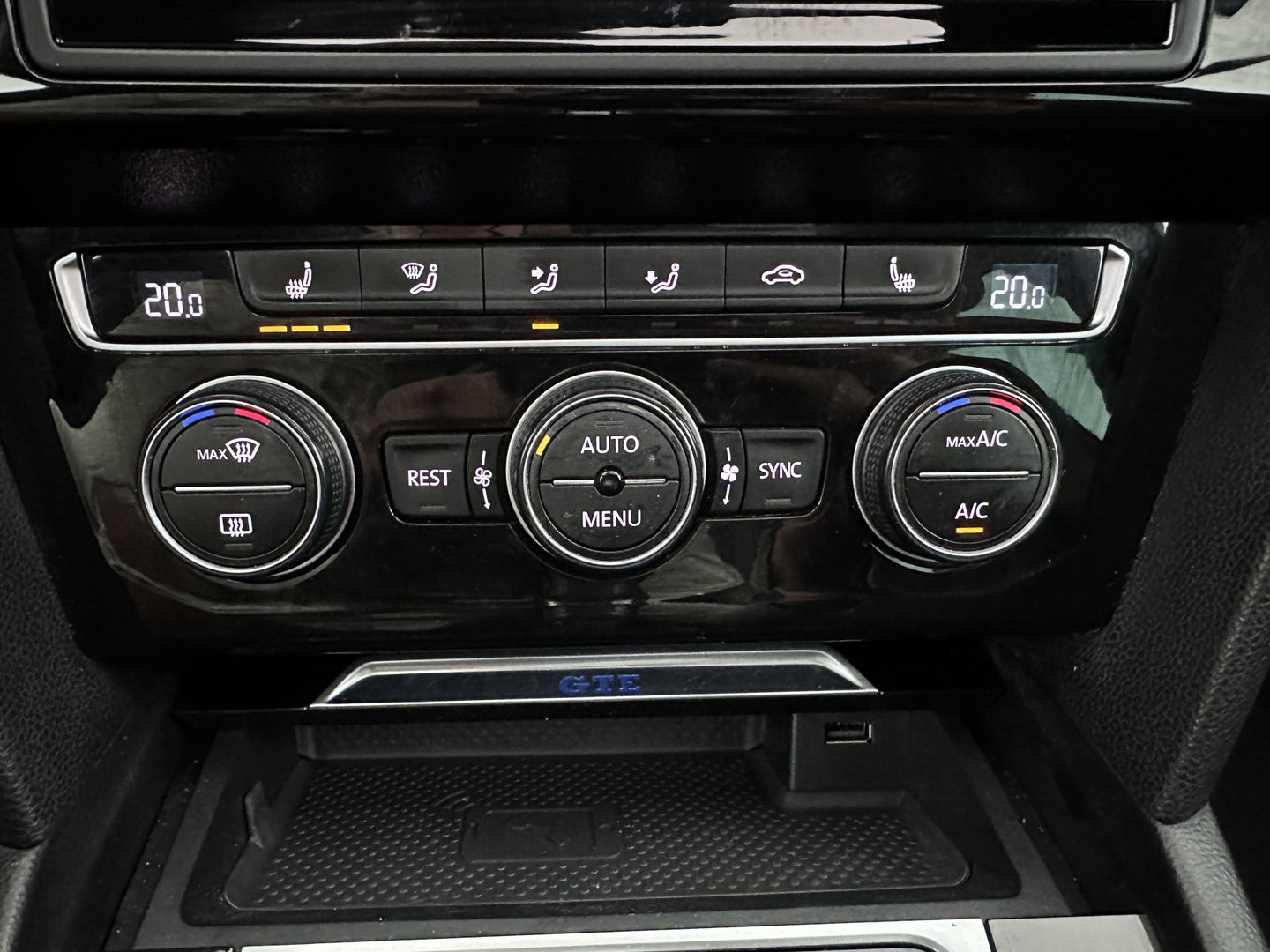 Volkswagen Passat Variant 1.4 TSI GTE Highline (Plug-In) {SoH-81%} Aut. *PANO | LEATHER-ALCANTARA | ERGONOMIC-SPORTSEATS | ADAPTIVE-CRUISE | FULL-LED | KEYLESS | CARPLAY | NAVI-FULLMAP | AMBIENTLIGHT | PRIVACY-GLASS | SHIFTPADDLES | TOWBAR | 18''ALU*