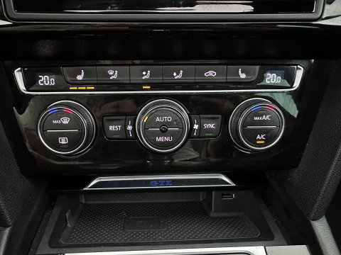 Volkswagen Passat Variant 1.4 TSI GTE Highline (Plug-In) {SoH-81%} Aut. *PANO | LEATHER-ALCANTARA | ERGONOMIC-SPORTSEATS | ADAPTIVE-CRUISE | FULL-LED | KEYLESS | CARPLAY | NAVI-FULLMAP | AMBIENTLIGHT | PRIVACY-GLASS | SHIFTPADDLES | TOWBAR | 18''ALU*