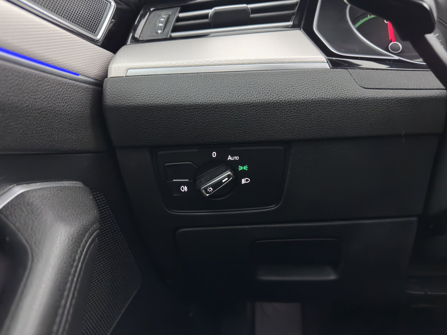 Volkswagen Passat Variant 1.4 TSI GTE Highline (Plug-In) {SoH-81%} Aut. *PANO | LEATHER-ALCANTARA | ERGONOMIC-SPORTSEATS | ADAPTIVE-CRUISE | FULL-LED | KEYLESS | CARPLAY | NAVI-FULLMAP | AMBIENTLIGHT | PRIVACY-GLASS | SHIFTPADDLES | TOWBAR | 18''ALU*