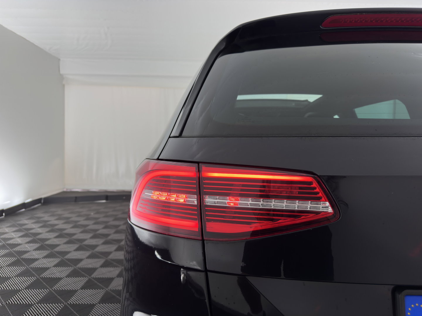 Volkswagen Passat Variant 1.4 TSI GTE Highline (Plug-In) {SoH-81%} Aut. *PANO | LEATHER-ALCANTARA | ERGONOMIC-SPORTSEATS | ADAPTIVE-CRUISE | FULL-LED | KEYLESS | CARPLAY | NAVI-FULLMAP | AMBIENTLIGHT | PRIVACY-GLASS | SHIFTPADDLES | TOWBAR | 18''ALU*