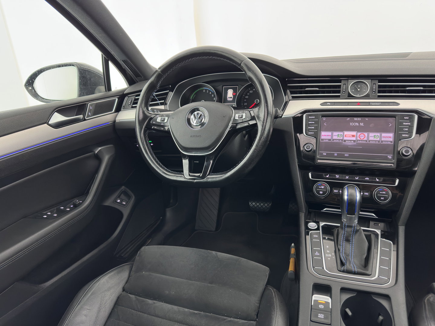 Volkswagen Passat Variant 1.4 TSI GTE Highline (Plug-In) {SoH-81%} Aut. *PANO | LEATHER-ALCANTARA | ERGONOMIC-SPORTSEATS | ADAPTIVE-CRUISE | FULL-LED | KEYLESS | CARPLAY | NAVI-FULLMAP | AMBIENTLIGHT | PRIVACY-GLASS | SHIFTPADDLES | TOWBAR | 18''ALU*
