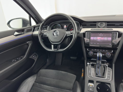 Volkswagen Passat Variant 1.4 TSI GTE Highline (Plug-In) {SoH-81%} Aut. *PANO | LEATHER-ALCANTARA | ERGONOMIC-SPORTSEATS | ADAPTIVE-CRUISE | FULL-LED | KEYLESS | CARPLAY | NAVI-FULLMAP | AMBIENTLIGHT | PRIVACY-GLASS | SHIFTPADDLES | TOWBAR | 18''ALU*