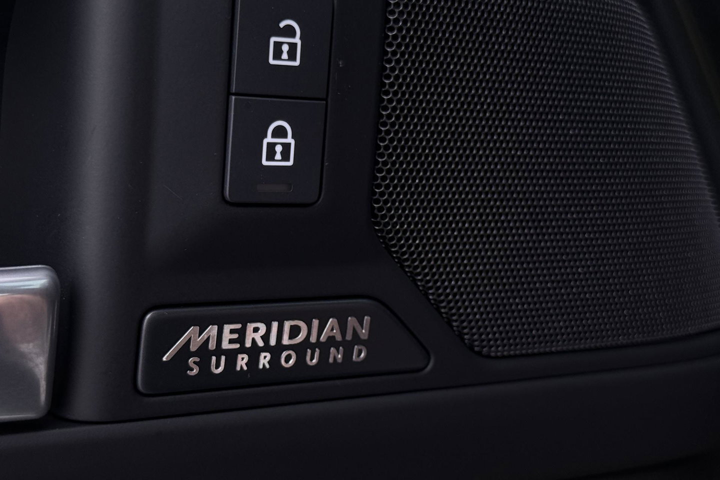 Land Rover Defender 110 P300e X-Dynamic HSE | SATIN | Luchtvering | Panoramadak | Trekhaak | 360° Camera | Meridian Surround | Stoelventilatie | 22 Inch