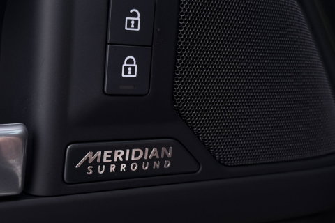 Land Rover Defender 110 P300e X-Dynamic HSE | SATIN | Luchtvering | Panoramadak | Trekhaak | 360° Camera | Meridian Surround | Stoelventilatie | 22 Inch