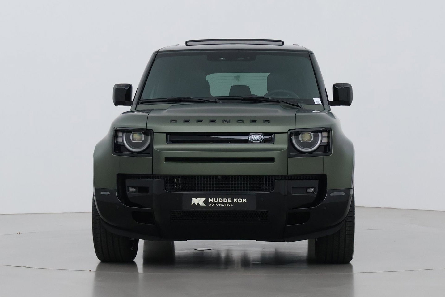 Land Rover Defender 110 P300e X-Dynamic HSE | SATIN | Luchtvering | Panoramadak | Trekhaak | 360° Camera | Meridian Surround | Stoelventilatie | 22 Inch