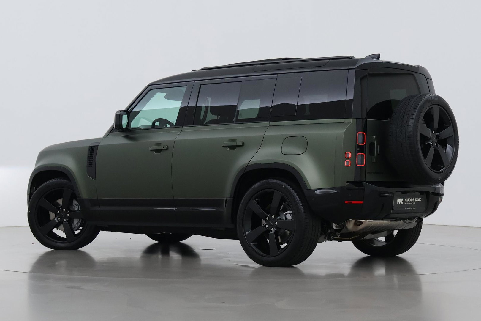 Land Rover Defender 110 P300e X-Dynamic HSE | SATIN | Luchtvering | Panoramadak | Trekhaak | 360° Camera | Meridian Surround | Stoelventilatie | 22 Inch