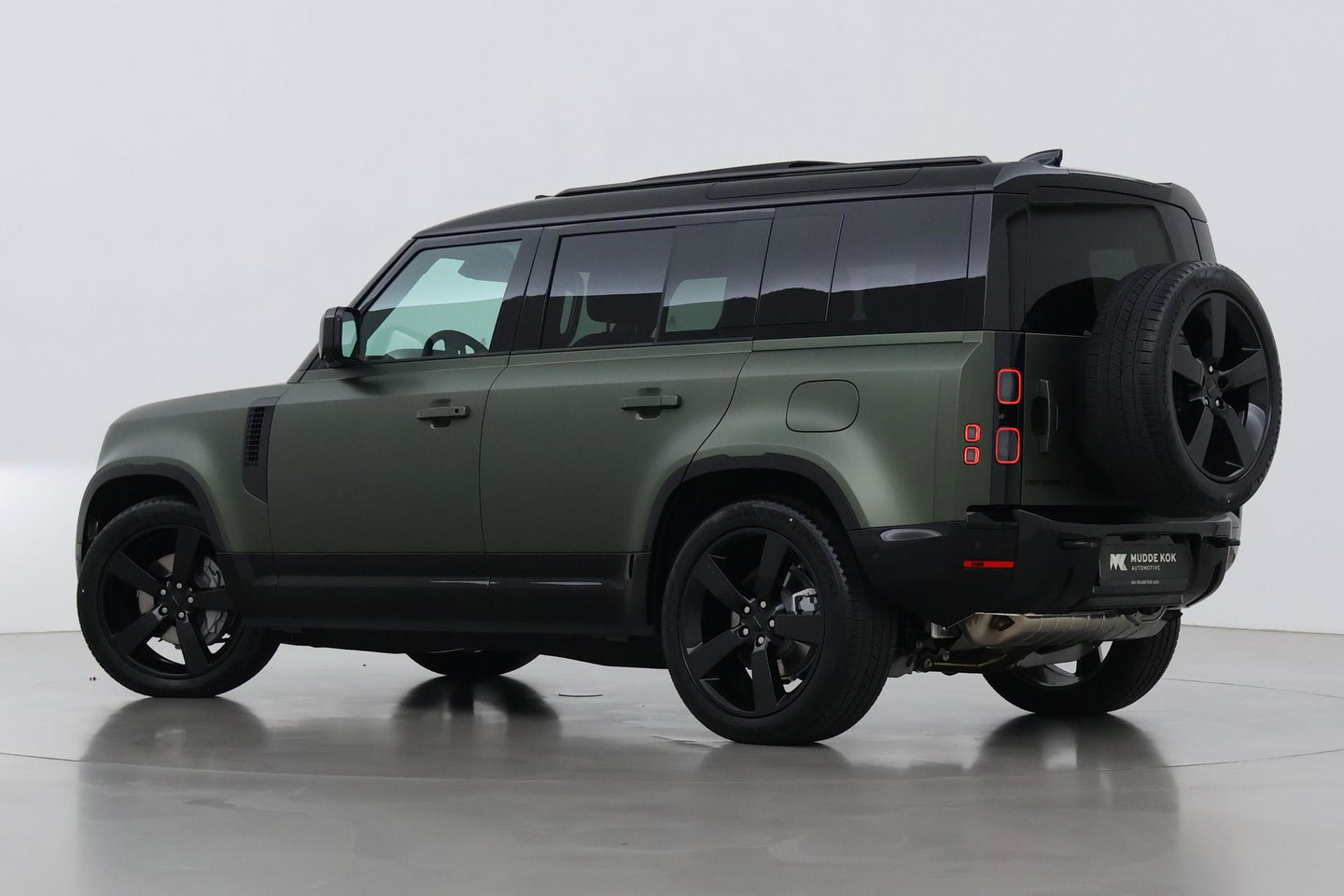 Land Rover Defender 110 P300e X-Dynamic HSE | SATIN | Luchtvering | Panoramadak | Trekhaak | 360° Camera | Meridian Surround | Stoelventilatie | 22 Inch