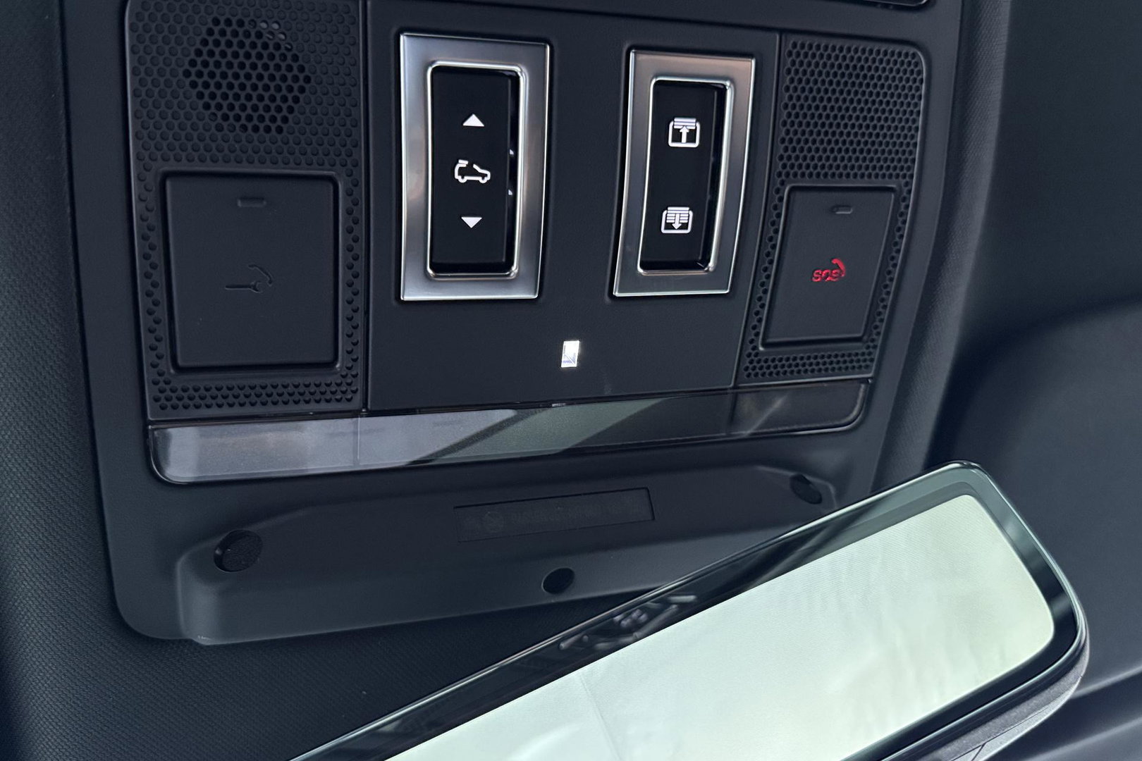 Land Rover Defender 110 P300e X-Dynamic HSE | SATIN | Luchtvering | Panoramadak | Trekhaak | 360° Camera | Meridian Surround | Stoelventilatie | 22 Inch