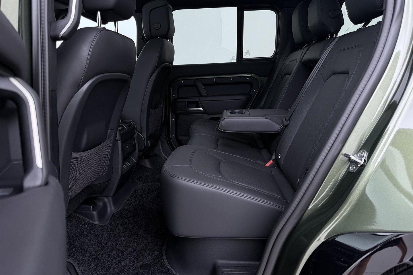 Land Rover Defender 110 P300e X-Dynamic HSE | SATIN | Luchtvering | Panoramadak | Trekhaak | 360° Camera | Meridian Surround | Stoelventilatie | 22 Inch