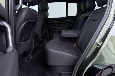 Land Rover Defender 110 P300e X-Dynamic HSE | SATIN | Luchtvering | Panoramadak | Trekhaak | 360° Camera | Meridian Surround | Stoelventilatie | 22 Inch