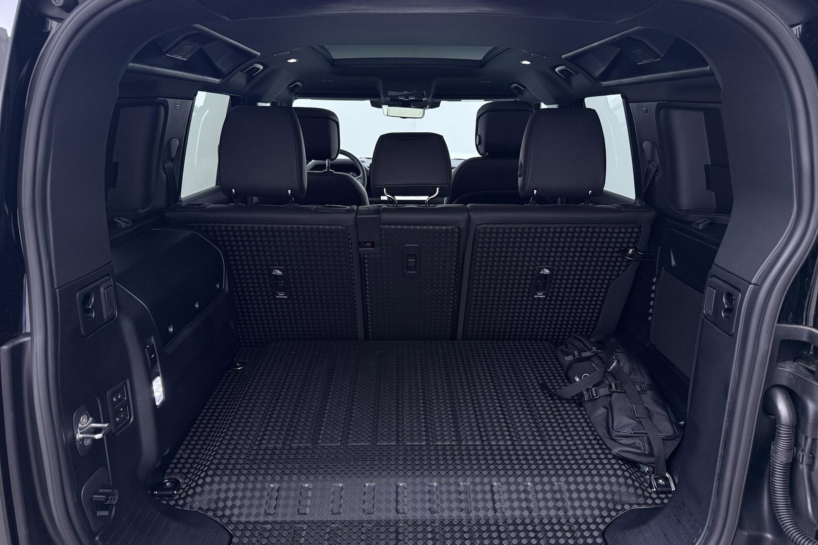 Land Rover Defender 110 P300e X-Dynamic HSE | SATIN | Luchtvering | Panoramadak | Trekhaak | 360° Camera | Meridian Surround | Stoelventilatie | 22 Inch