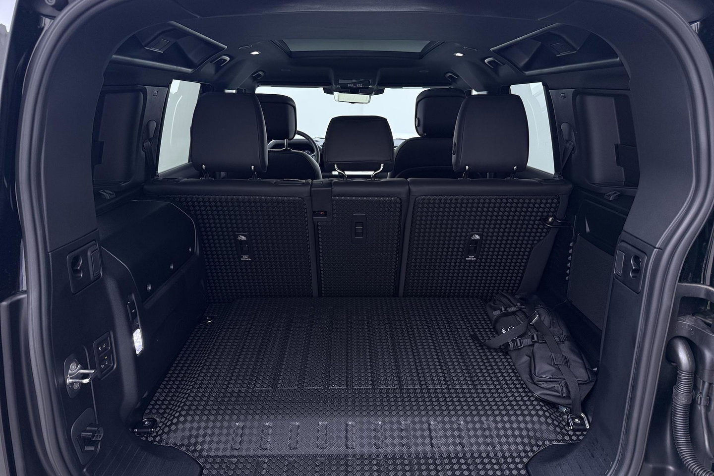 Land Rover Defender 110 P300e X-Dynamic HSE | SATIN | Luchtvering | Panoramadak | Trekhaak | 360° Camera | Meridian Surround | Stoelventilatie | 22 Inch