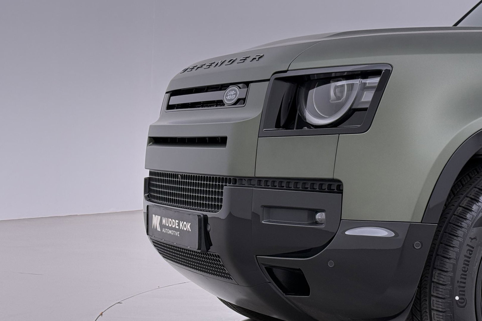 Land Rover Defender 110 P300e X-Dynamic HSE | SATIN | Luchtvering | Panoramadak | Trekhaak | 360° Camera | Meridian Surround | Stoelventilatie | 22 Inch