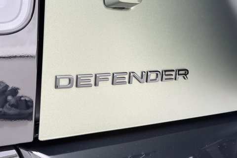 Land Rover Defender 110 P300e X-Dynamic HSE | SATIN | Luchtvering | Panoramadak | Trekhaak | 360° Camera | Meridian Surround | Stoelventilatie | 22 Inch