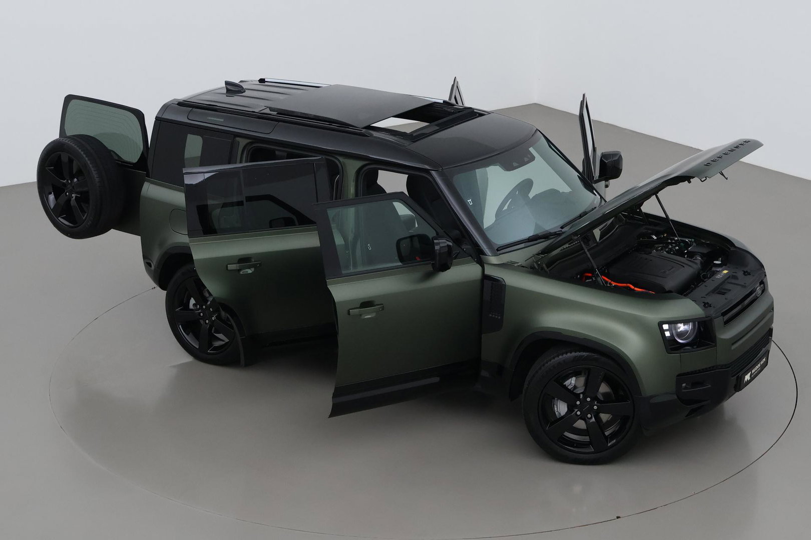 Land Rover Defender 110 P300e X-Dynamic HSE | SATIN | Luchtvering | Panoramadak | Trekhaak | 360° Camera | Meridian Surround | Stoelventilatie | 22 Inch