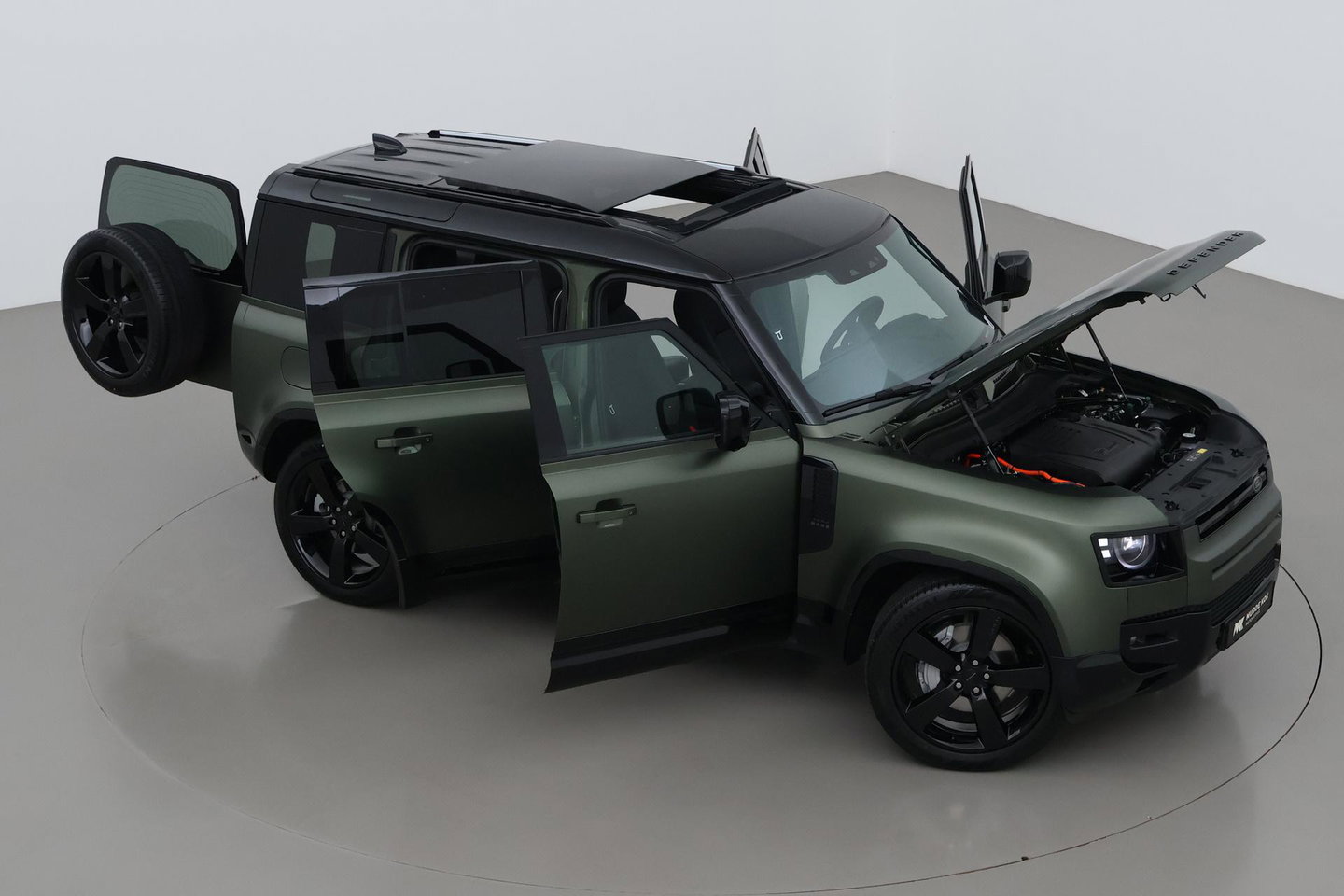 Land Rover Defender 110 P300e X-Dynamic HSE | SATIN | Luchtvering | Panoramadak | Trekhaak | 360° Camera | Meridian Surround | Stoelventilatie | 22 Inch