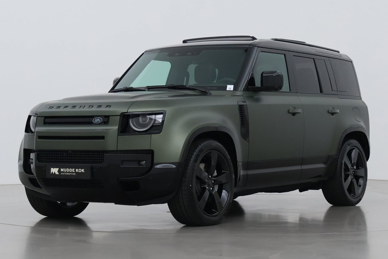 Land Rover Defender 110 P300e X-Dynamic HSE | SATIN | Luchtvering | Panoramadak | Trekhaak | 360° Camera | Meridian Surround | Stoelventilatie | 22 Inch