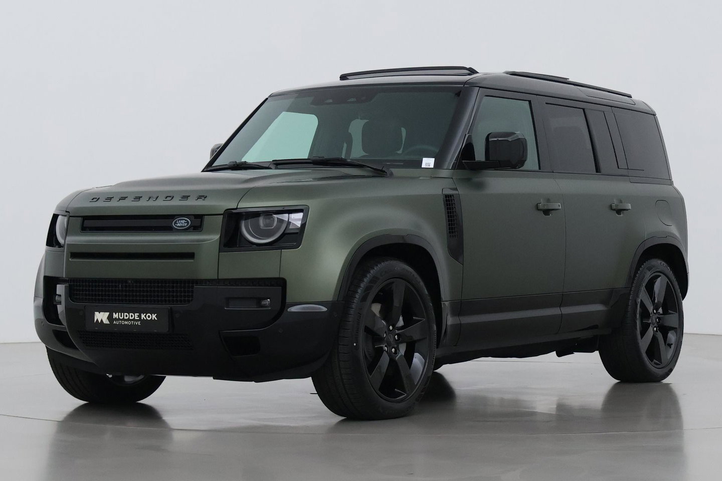 Land Rover Defender 110 P300e X-Dynamic HSE | SATIN | Luchtvering | Panoramadak | Trekhaak | 360° Camera | Meridian Surround | Stoelventilatie | 22 Inch