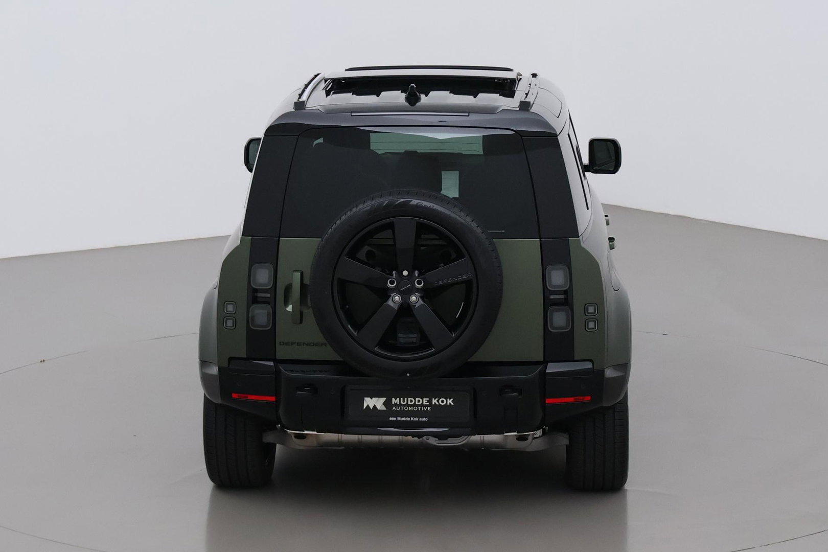 Land Rover Defender 110 P300e X-Dynamic HSE | SATIN | Luchtvering | Panoramadak | Trekhaak | 360° Camera | Meridian Surround | Stoelventilatie | 22 Inch