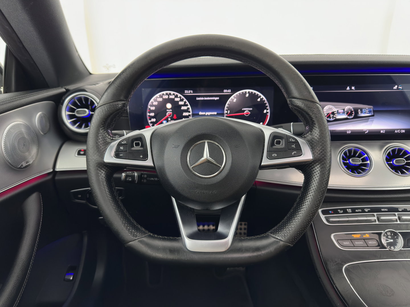 Mercedes-Benz E-Klasse Coupé 220 d AMG-Styling Premium Plus Aut. *PANO | LEATHER-MICROFIBRE | BURMESTER | ADAPTIVE-CRUISE | BLINDSPOT | MULTIBEAM-LED | MEMORY-PACK | TOPVIEW | KEYLESS | HEATED-SPORTSEATS | WIDESCREEN | AMBIENTLIGHT | SHIFTPADDLES | ..