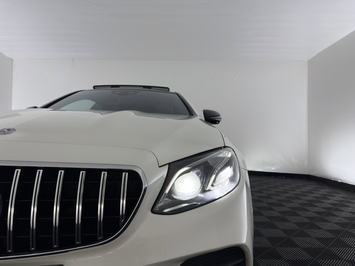 Mercedes-Benz E-Klasse Coupé 220 d AMG-Styling Premium Plus Aut. *PANO | LEATHER-MICROFIBRE | BURMESTER | ADAPTIVE-CRUISE | BLINDSPOT | MULTIBEAM-LED | MEMORY-PACK | TOPVIEW | KEYLESS | HEATED-SPORTSEATS | WIDESCREEN | AMBIENTLIGHT | SHIFTPADDLES | ..